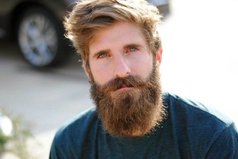 Homem de barba longa